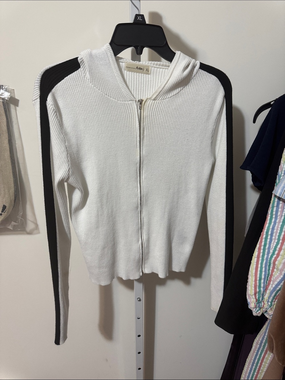 Nicely used: Arden XL  Zip Hoodie Sweater - White & Black PTP: 21 Length: 21